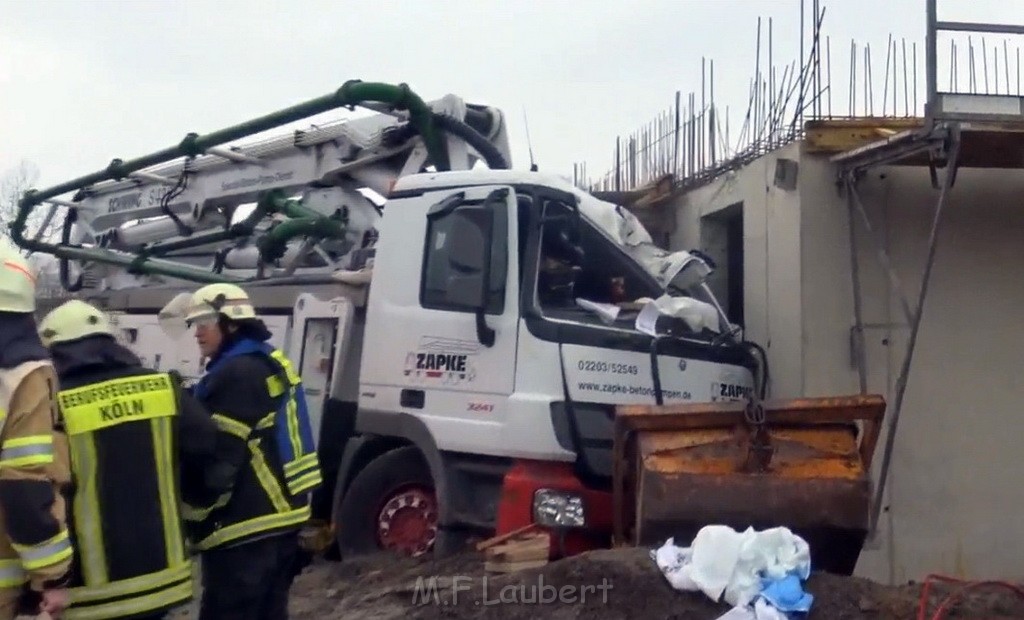 LKW in Rohbau Haus gefahren Huerth Argeles Sur Merstr TK P14.jpg